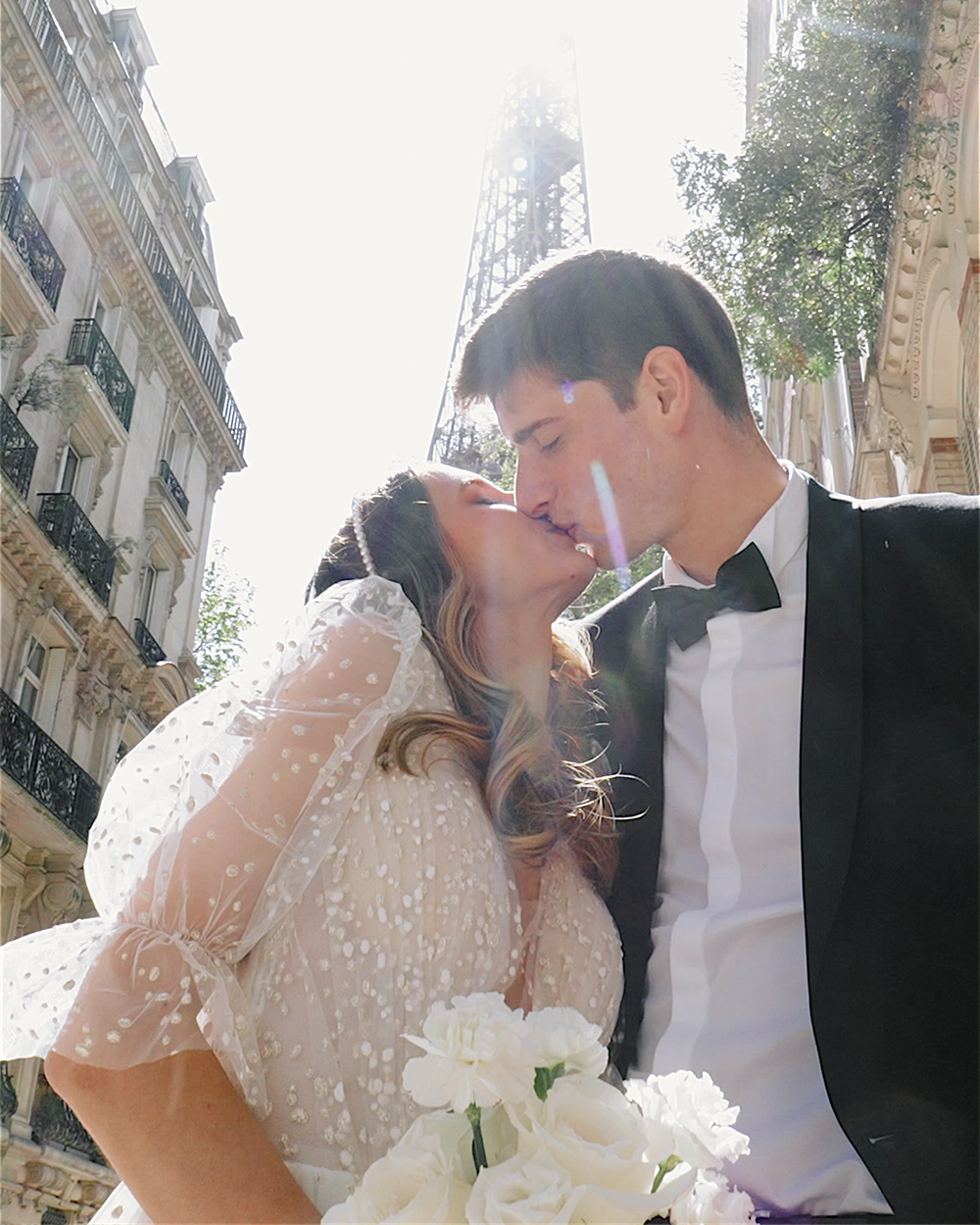 Couple front Tour Eiffel Elopement Wedding Paris